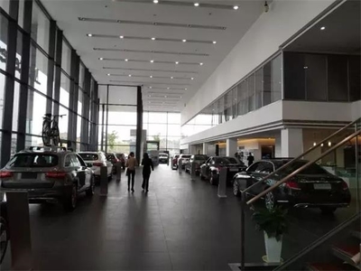 赵薇夫妇深夜发声诉“委屈”，但走访关联公司发现奔驰销售业务存疑